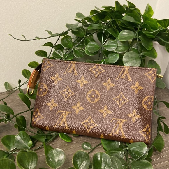 Authenic Louis Vuitton Monogram Pochette - Picture 4 of 16